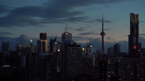 トロントのダウンタウンのスカイライン Cnタワー カナダの金融地区の超高層ビルへの日没の時間の経過 高品質の4K映像 — ストック動画