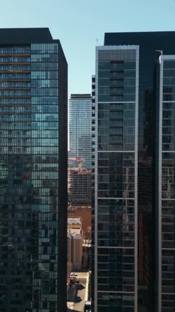Nowoczesny Wysoki Budynek Wieżowca Szklana Metalowa Fasada Lustrami Odbiciami Miejskie — Wideo stockowe