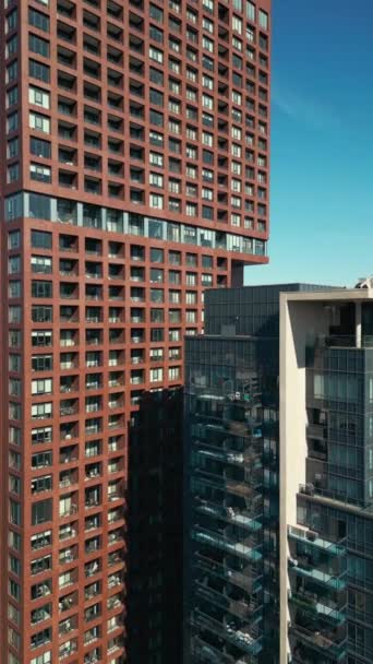Nowoczesny Wysoki Budynek Wieżowca Szklana Metalowa Fasada Lustrami Odbiciami Miejskie — Wideo stockowe
