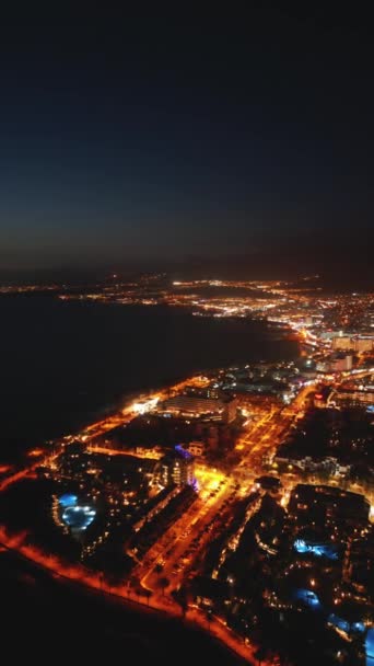夕阳西下 黄昏时分 与蓝水群山交相辉映的大海海岸 特内里费 加那利岛 高质量的4K航拍无人机画面 可垂直拍摄卷轴或故事 — 图库视频影像