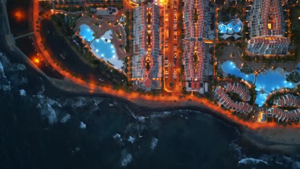 Luz Iluminada Ruas Luxuosos Hotéis Resorts Com Litoral Noite Ilha — Vídeo de Stock