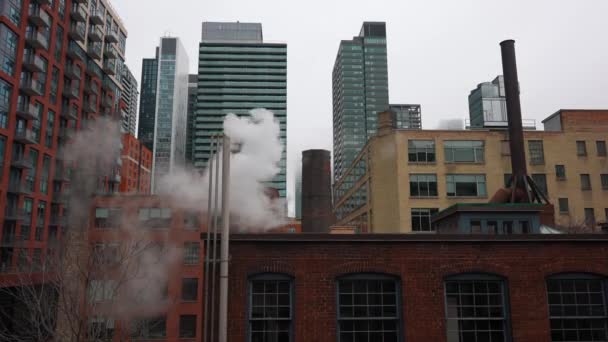 뉴욕이나 토론토에 증기가있는 파이프 배경과 도시에 고품질 — 비디오