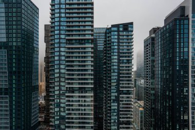 Toronto şehir merkezindeki cam ve çelikten modern gökdelenleri olan büyük şehir manzarası. Yüksek kalite fotoğraf