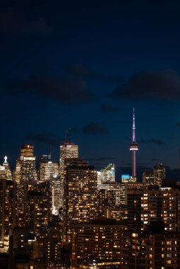 Toronto City 'nin gökyüzü, CN Kulesi' nin alacakaranlığı ve Kanada 'nın finans bölgesinin gökdelenleri. Yüksek kalite fotoğraf