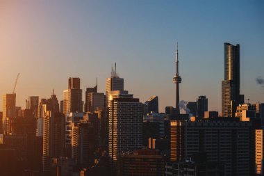 Toronto şehir merkezinde günbatımı, CN Kulesi 'nin üzerinde gün doğumu ve Kanada' nın finans bölgesi gökdelenleri. Yüksek kalite fotoğraf
