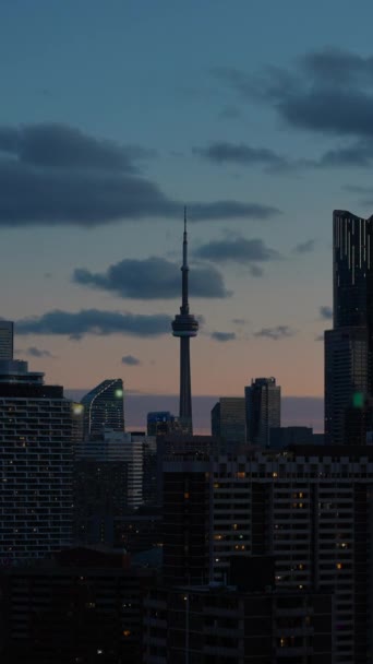 トロントのダウンタウンのスカイライン Cnタワー カナダの金融地区の超高層ビルへの日没の時間の経過 高品質の4K垂直ビデオ映像 — ストック動画