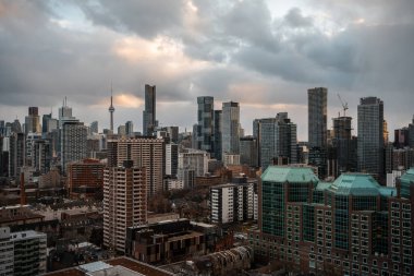 Toronto şehir merkezi gökyüzü, CN Kulesi 'nin üzerindeki bulutlar ve Kanada finans bölgesi gökdelenleri. Yüksek kalite fotoğraf