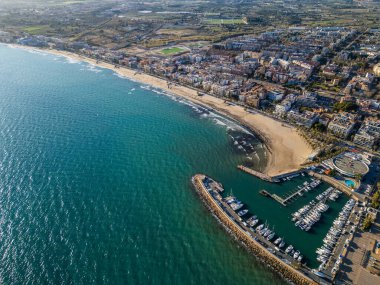 İspanyol turistik kenti Salou, Katalonya 'nın sokakları üzerinde gün batımı, plaj, deniz ve sahil manzaralı palmiye ağaçları, hava manzaralı. Yüksek kalite fotoğraf