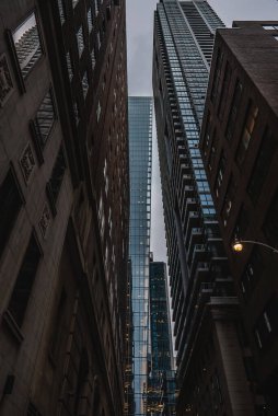Yüksek gökdelenler perspektiften bakan binalar, çelik ve camdan modern mimari, Toronto büyük şehrinin ufuk çizgisi. Yüksek kalite fotoğraf