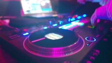 DJ 'in gece kulübünde kumandada çalması, adamın partide müziği pikabın taklidiyle karıştırması. Yüksek kalite 4k görüntü
