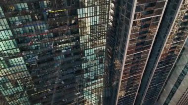 Modern uzun gökdelen binasının çift yansıması ve ayna efekti, simetri camı ve metal dış görünüş, yaratıcı teknoloji soyut arka plan 4k. Yüksek kalite 4k görüntü
