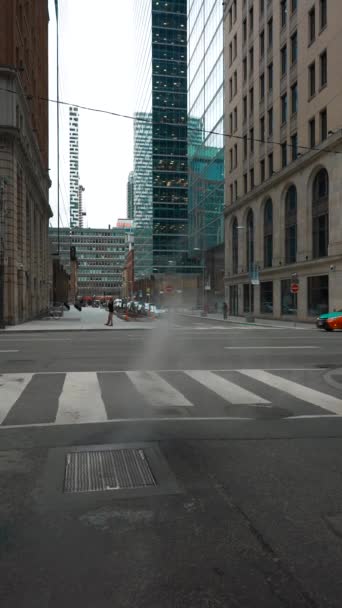 ニューヨーク市 歩行者横断歩道 マンホール蒸気 垂直ビデオ映像4Kの都市街角ビュー 高品質の映像 — ストック動画