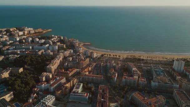 西班牙旅游城市萨洛市 加泰罗尼亚 街道的日落 棕榈树环抱的海滩 海洋和海岸的空中景观 4K的空中无人机景观 高质量的4K镜头 — 图库视频影像