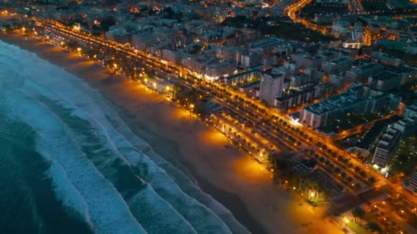 西班牙旅游城市萨洛市 加泰罗尼亚的街道灯火通明 棕榈树环海海滨鸟瞰 无人驾驶飞机鸟瞰 优质4K视频 — 图库视频影像