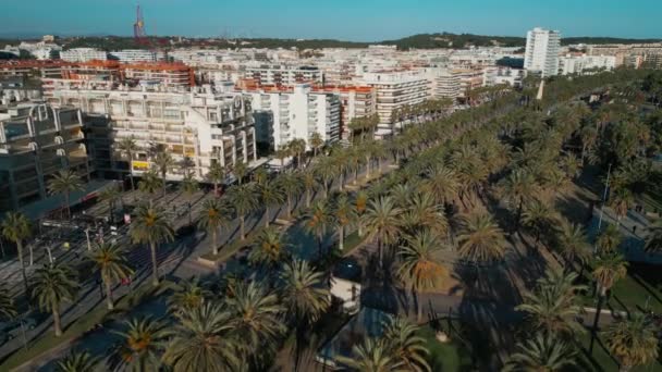 日落笼罩在西班牙旅游城市萨洛市 加泰罗尼亚的街道上 空中俯瞰公园 宾馆和度假胜地 优质4K视频 — 图库视频影像