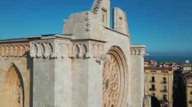 Tarragona 'nın güzel katedralinin dışı, antik gotik kilisenin ön cephesi. Yüksek kalite 4k görüntü