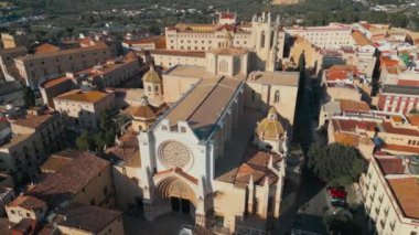 Katedral ve kıyı kasabası Tarragona 'nın eski mimarisine sahip samimi sokaklar, hava aracı manzaralı 4k. Yüksek kalite 4k görüntü