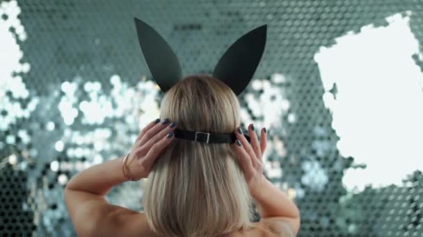 Vista Posterior Mujer Juego Rol Negro Máscara Conejo Hembra Cuero — Vídeos de Stock