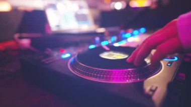 DJ 'in gece kulübünde kumandada çalması, adamın partide müziği pikabın taklidiyle karıştırması. Yüksek kalite 4k görüntü