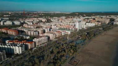 İspanyol turistik kenti Salou, Katalonya 'nın sokakları üzerinde gün batımı, palmiye ağaçları, lüks oteller ve tatil beldeleri, hava aracı manzaralı deniz ve sahil. Yüksek kalite 4k görüntü