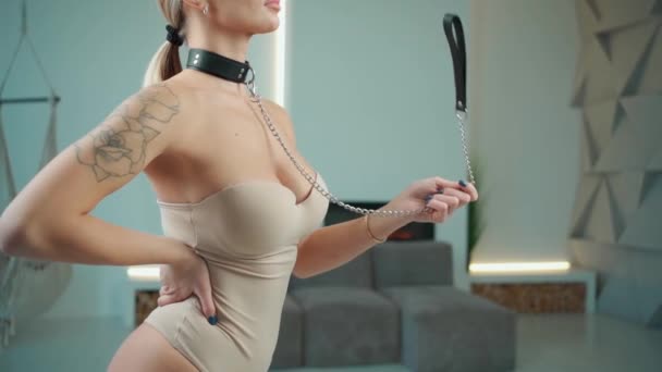 支配的な性役割はチェーンが付いているBdsm革の襟の玩具 セクシーな女性とゲームをします 高品質の映像 — ストック動画
