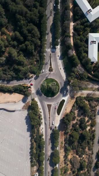 汽车道路上的圆形回旋带汽车和车辆 空中无人飞机视图4K 高质量的镜头 — 图库视频影像