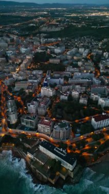 İspanyol turistik kenti Salou, Katalonya 'nın aydınlık sokakları, plaj, deniz ve sahil manzaralı palmiye ağaçları, hava aracı manzaralı 4k, dikey video. Yüksek kalite 4k görüntü