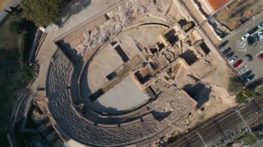 Tarragona, İspanya 'daki antik Roma amfitiyatrosu, eski harabe kolezyum, antika mimari, hava aracı manzarası 4k. Yüksek kalite 4k görüntü