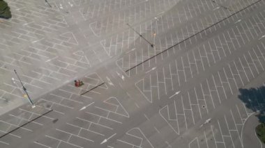 Büyük boş bir araba parkı, otoparkta araba yok, hava aracı manzaralı 4K. Yüksek kalite 4k görüntü