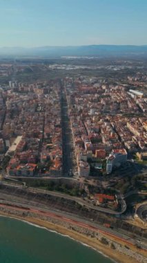 Samimi sokaklar ve kıyı kasabası Tarragona 'nın eski mimarisi, İspanya, hava aracı manzarası. Yüksek kalite 4k görüntü, dikey video