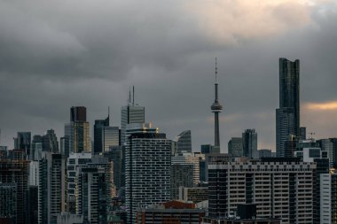 Toronto şehir merkezi gökyüzü, CN Kulesi 'nin üzerindeki bulutlar ve Kanada finans bölgesi gökdelenleri. Yüksek kalite fotoğraf