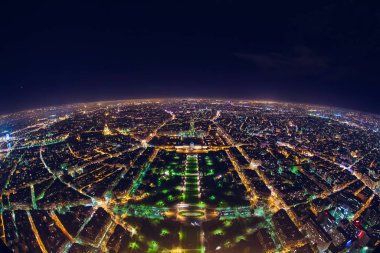 Paris 'in aydınlık gece manzarası sokak lambaları, yukarıdan insansız hava aracı manzarası Champs Elysees ve Elysee Sarayı, Fransa. Yüksek kalite fotoğraf
