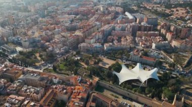 Samimi sokaklar ve kıyı kasabası Tarragona 'nın eski mimarisi, İspanya, hava aracı manzarası. Yüksek kalite 4k görüntü