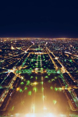 Paris 'in aydınlık gece manzarası sokak lambaları, yukarıdan insansız hava aracı manzarası Champs Elysees ve Elysee Sarayı, Fransa. Yüksek kalite fotoğraf