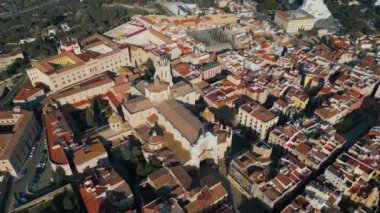Gotik katedral ve rahat sokaklar ve kıyı kasabası Tarragona 'nın antik mimarisi, İspanya, hava aracı manzarası. Yüksek kalite 4k görüntü