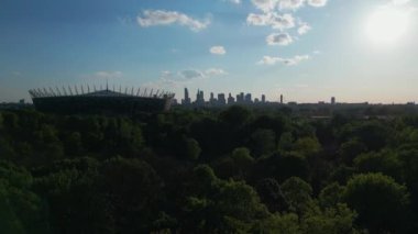 Günbatımında Varşova şehrinin gökdeleni ve PGE Narodowy Stadyumu şehir merkezinin ve yeşil parkın gökdelenleri, gökyüzü manzarası. Yüksek kalite 4k görüntü