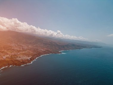 Mavi suyu ve Puerto De La Cruz şehri ile Atlantik Okyanusu kıyısı, Tenerife, Kanarya adası. Yüksek kaliteli resim