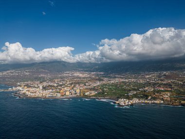 Mavi suyu ve Puerto De La Cruz şehri ile Atlantik Okyanusu kıyısı, Tenerife, Kanarya adası. Yüksek kaliteli resim