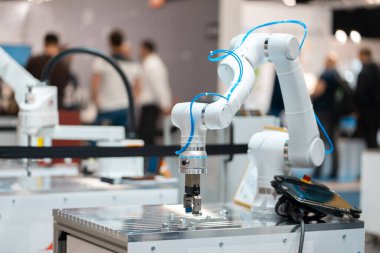 Üretim ve sanayi hattı taşıma bantları, fabrikalar ve teslimat depoları için robot el ekipmanları için otomatik programlanmış robotik kol. Yüksek kalite fotoğraf