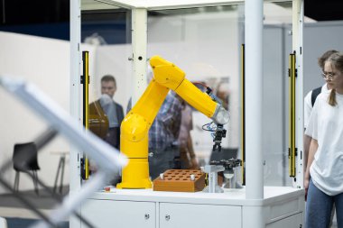 Otomatik programlanmış robotik kol üretim ve endüstriyel hat taşıma bantları, teknoloji sergisi, Varşova, 2024-05-16. Yüksek kalite fotoğraf
