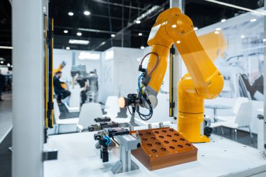 Üretim ve sanayi hattı taşıma bantları, fabrikalar ve teslimat depoları için robot el ekipmanları için otomatik programlanmış robotik kol. Yüksek kalite fotoğraf