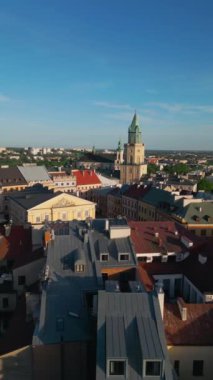 Avrupa 'nın eski kenti Lublin' de renkli güneşli bir yaz, eski Polonya bölgesinde güzel bir gün batımı, 4K, dikey video görüntüleri. Yüksek kaliteli dikey video görüntüleri