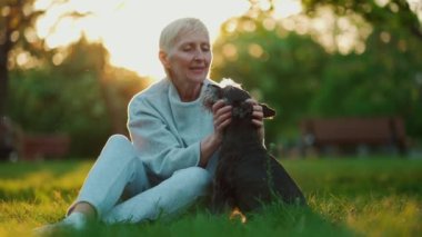Sevimli, son sınıf öğrencisi, sevimli, minyatür köpeğe sarılıp öpen insan sevgisi ve evcil hayvanlar. Yüksek kalite 4k görüntü