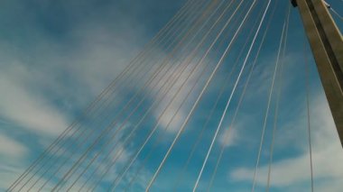 Günbatımında mavi gökyüzü arka planında modern metal kablo köprüsü, çağdaş ulaşım mimarisi. Yüksek kalite 4k görüntü