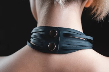 Siyah deri bdsm yakalı çıplak kadın, baştan çıkarıcı rol yapan çıplak kadın seksi boğucu oyun oynuyor. Yüksek kalite fotoğraf