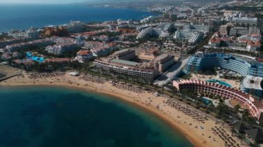 Okyanus kıyısında oteller ve plajlar, Los Cristianos ve Las Americas, Tenerife, Kanarya, havadan çekim, liman