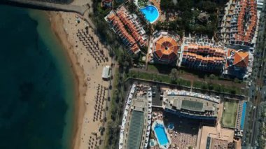 Okyanus kıyısında oteller ve plajlar, Los Cristianos ve Las Americas, Tenerife, Kanarya, havadan çekim