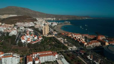 Okyanus kıyısında oteller ve plajlar, Los Cristianos ve Las Americas, Tenerife, Kanarya, havadan çekim, liman