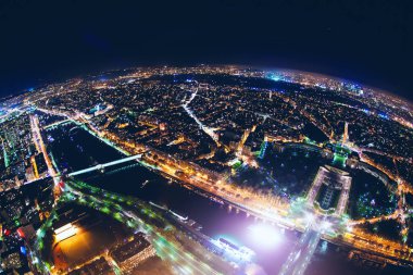 Paris 'in aydınlık gece manzarası sokak lambaları, yukarıdan insansız hava aracı manzarası Champs Elysees ve Elysee Sarayı, Fransa. Yüksek kalite fotoğraf
