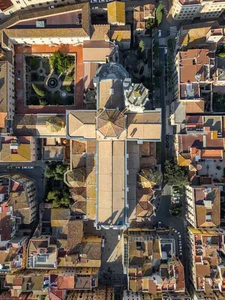 Dini Hıristiyanlık katedrali ve kıyı kasabası Tarragona 'nın antik mimarisi ile dolu sıcak sokakları çaprazlıyor, hava aracı manzaralı. Yüksek kalite fotoğraf